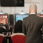 Игровые автоматы онлайн на экране компьютера с картами и фишками